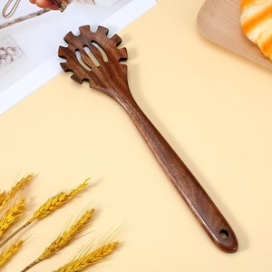 Herramientas de pasta de madera al mejor precio, cuchara de madera hecha a mano con dientes, cucharas coladoras de espagueti naturales - Product Image 6