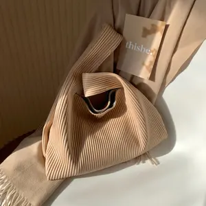 卸売デザイナーPU素材女性ブラッククラッチDiyトートハンドバッグ財布毛皮手作りかぎ針編みノットリストバッグ