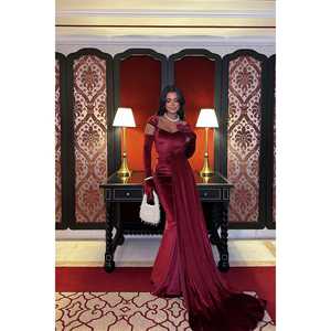 Robe de soirée bordeaux coupe trapèze à manches longues, col rond, longueur ras du sol, drapée à plusieurs niveaux, ornée de strass et de sequins pour soirées formelles - Product Image 3