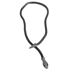 Collares de Joyería Punk Personalizados con Cadena de Clavícula de Serpiente Negra Exagerada y Cabeza de Serpiente Magnética - Product Image 1