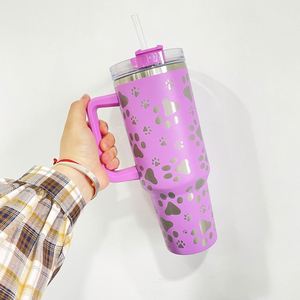Venta al por mayor: Vaso térmico de acero inoxidable de doble pared de 40 onzas con diseño de huella de perro/gato grabado a láser, con asa y pajita. - Product Image 4