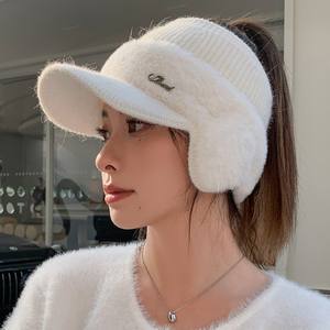 Casquette de baseball en tricot fourrure fantaisie avec protège-oreilles, style influencé, ample et chaude, protection des oreilles, chapeau à dessus ouvert - Product Image 1