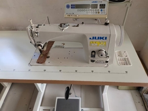Machine à coudre industrielle à point droit de haute qualité, d'occasion, Juki 9000BSS avec écran large CP-180, coupe-fil automatique. - Product Image 2