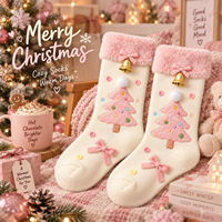 Chaussettes de Noël roses personnalisées en tricot torsadé, à suspendre au foyer, avec bordure en fausse fourrure, nœud et clochette