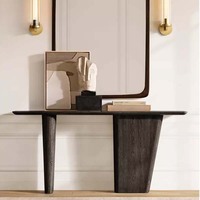 Table console élégante et moderne en acier inoxydable, asymétrique, à deux pieds, plateau trapézoïdal, colonne conique, dessus arrondi, pour salon de villa