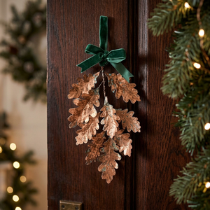 Guirnalda rústica hecha a mano con hojas de roble y lazo de terciopelo verde, adorno navideño sin iluminación, acabado metálico natural. - Product Image 6