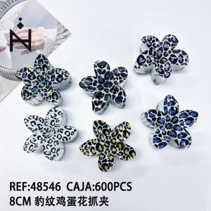 Fermaglio per capelli con stampa leopardata e fiore di frangipani da 8 cm, accessorio per donna - Product Image 1