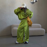 Nouvel ensemble sportif en satin bleu lac pour femme, coupe ample et oversize, collection 2026