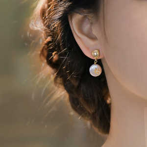 Boucles d'oreilles clous WENCHI pour femme, perles baroques 1601, motif fleur plate - Product Image 4