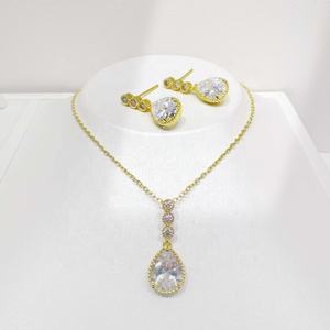 ชุดเครื่องประดับเงินแท้ 925 ราคาโรงงาน ของขวัญสำหรับผู้หญิง ดีไซน์เรียบหรู ชุบทอง ประดับเพชรคิวบิกเซอร์โคเนียทรงหยดน้ำ ชุดเครื่องประดับเจ้าสาว - Product Image 1