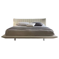 Schlafzimmerbett im italienischen Minimalismus-Stil, Muschelförmiges vertikales Lattenrost-Kopfteil mit strukturierter, weicher Polsterung und niedrigem Profilrahmen