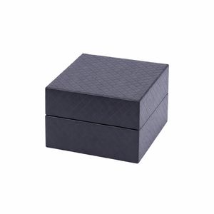 กล่องนาฬิกาดีไซน์ใหม่สุดหรู กล่องของขวัญเครื่องประดับหนัง PU แบบฝาพับแข็งแรง พร้อมหมอนหนังสำหรับนาฬิกา  ลายนูนโลโก้ตามสั่ง ราคาโรงงาน - Product Image 3