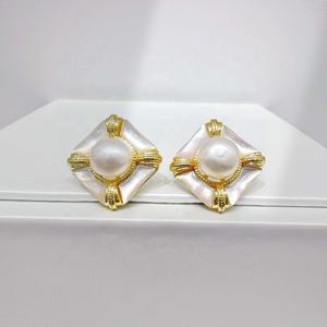 Pendientes de plata 925 al por mayor para mujer, aretes grandes de lujo chapados en oro con perlas de agua dulce, geométricos y exagerados. - Product Image 3