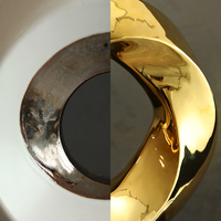 Flolenco Ornement de luxe rond doré, figurine décorative à motif blanc, sculpture artisanale en céramique pour décoration intérieure de bureau