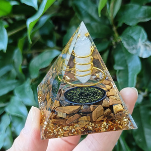 Pyramide en résine époxy avec cristaux, ornement de bureau, décoration d'aquarium, cristal blanc, œil de tigre, cadeau - Product Image 2