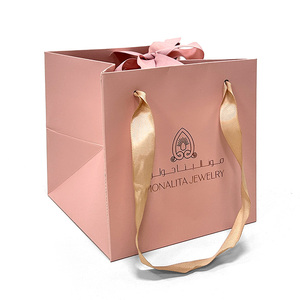 <span class=keywords><strong>Sac</strong></span> en papier laminé gaufré mat avec logo personnalisé <span class=keywords><strong>Grand</strong></span> <span class=keywords><strong>sac</strong></span> à provisions blanc moyen en papier robuste pour magasin de vêtements à offrir - Product Image 3