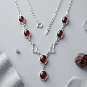 Collier pendentif classique en argent 925 avec grenat, serti clos, design goutte d'eau, pour femme, à porter au quotidien - Product Image 1