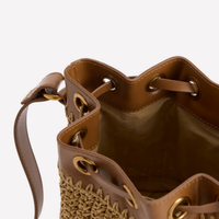 Sac seau en paille naturelle tressée avec cordon de serrage, œillets métalliques décoratifs, sangle en similicuir, sac bandoulière décontracté pour femme, idéal pour les voyages