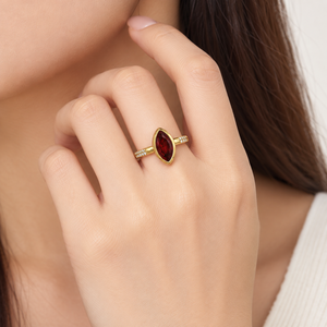 Bague en acier inoxydable avec zircon rouge marquise, placage sous vide couleur or 14 carats et accents transparents sur les épaules - Product Image 5