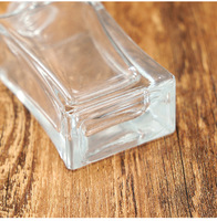 Flacon de parfum en verre rectangulaire transparent de haute qualité de 30 ml avec pulvérisateur à pompe personnalisable, rechargeable et vide pour usage cosmétique