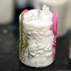 Bougie cylindrique artisanale en cire de soja avec fleurs séchées, décoration de mariage et de maison - Product Image 3