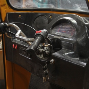 Motocicleta de 3 Ruedas Nueva de Uganda, a Gasolina, Cerrada, Motorizada, para Pasajeros, de Alta Potencia (1000W), con Motor Refrigerado por Agua, para 4 Pasajeros - Product Image 3