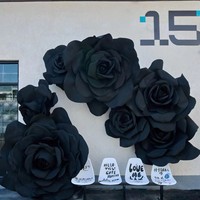 Hochwertige Hochzeit Requisiten Hotel Einkaufs zentren Künstliche Blumen verziert mit roten wasserdichten Rosen Riesen papier Kunst blumen.