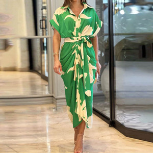 女式花卉印花系带衬衫连衣裙短袖单排扣宽松休闲长裙，高腰，正面有徽标 - Product Image 4