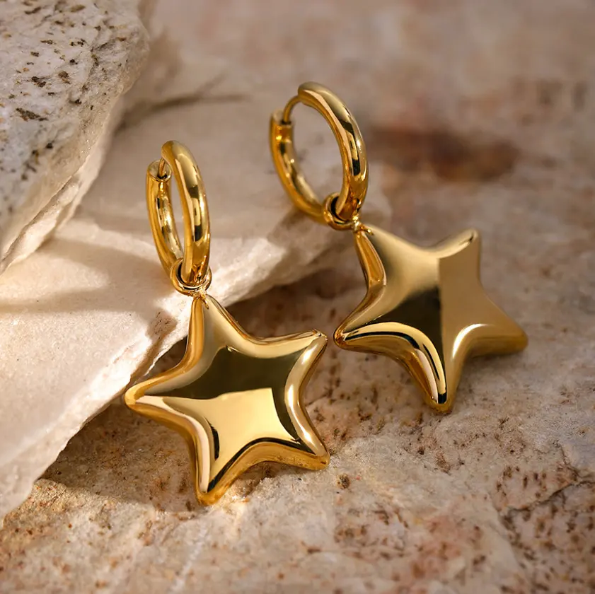 Orecchini alla moda senza appannamento in acciaio inossidabile orecchini di gioielli alla moda orecchini Huggie a forma di stella placcati in oro da donna