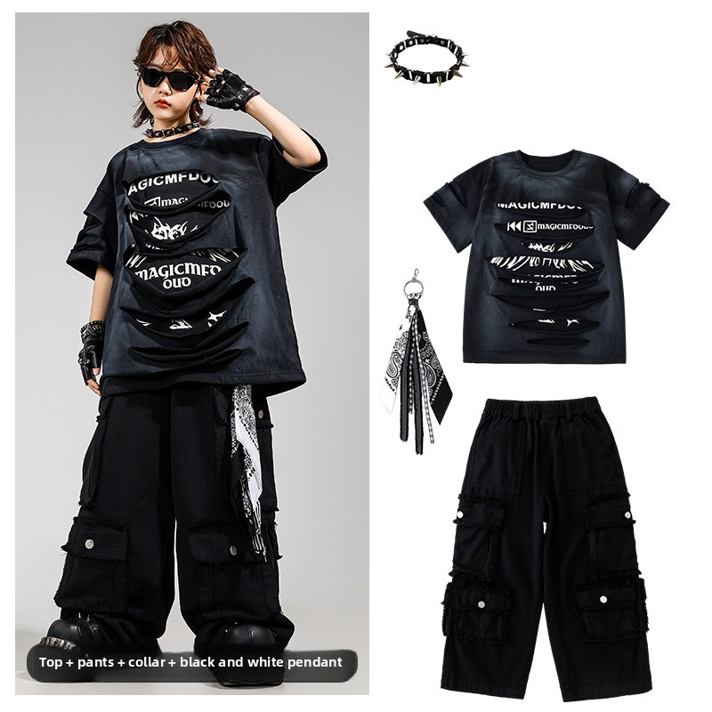 Costume noir + col à pointes + pendentif noir et blanc