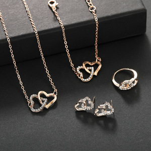 Set di Gioielli Minimalista Romantico con Collana con Ciondolo a Cuore in Acciaio Inossidabile Argento con Chiusura Magnetica, Anello e Orecchini, Regalo per Lei - Product Image 1