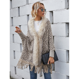 Luxe damesponcho met kamelenprint, vleermuismouwen, imitatiebont, cape, trui, jas, sjaal met mouwen - Product Image 4
