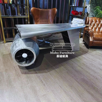 Bureau d'aviateur inspiré par l'aviation, en aluminium, avec décoration artistique en forme d'aile d'avion, table vintage sur le thème des avions