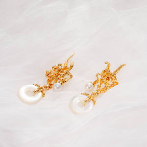 ต่างหูแบบคลาสสิกชุบทองคำ 24K สำหรับผู้หญิง ประดับมุกน้ำจืดทรงบาร็อค เม็ดใหญ่ ได้รับการรับรอง เหมาะสำหรับเป็นของขวัญในโอกาสวันครบรอบ - Product Image 2