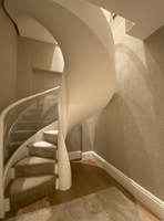 Solution d'escalier intérieur sur mesure avec acier soudé avec précision et marches en bois de frêne massif, escalier en spirale en bois