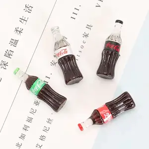 Penjualan pabrik Modern rumah boneka Botol Cola miniatur minuman makanan aksesori Resin DIY gantungan kunci dekorasi casing ponsel