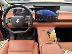 Leapmotor C10 EREV 2024 d'occasion, 210 LiDAR, conduite à gauche, autonomie EV de 210 km, système de conduite intelligent Orin-X, toit ouvrant panoramique longue portée de 1190 km, noir sur orange - Product Image 4