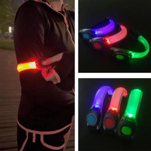 สายรัดแขนไฟ LED สำหรับกีฬากลางแจ้ง สายรัดนิรภัยเรืองแสง ปรับได้ ใช้สำหรับเดิน วิ่ง ขี่จักรยานในเวลากลางคืน - Product Image 5