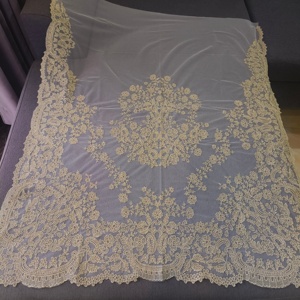 Mantilla de Encaje Español Blanco con Bordado Dorado, Manteleta Fallera Blanca - Product Image 1