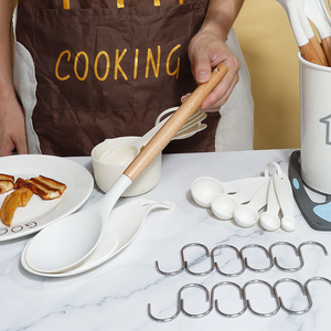 Vente en gros de 33 accessoires de cuisine, ustensiles de cuisine en silicone avec manches en bois - Product Image 6