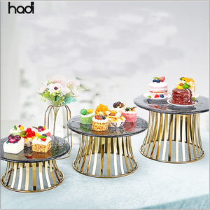 Soporte <span class=keywords><strong>de</strong></span> pastel <span class=keywords><strong>de</strong></span> Bodas <span class=keywords><strong>de</strong></span> acero inoxidable HADI, elevador <span class=keywords><strong>de</strong></span> banquete real dorado con placa <span class=keywords><strong>de</strong></span> vidrio negro para uso <span class=keywords><strong>de</strong></span> buffet <span class=keywords><strong>de</strong></span> restaurante <span class=keywords><strong>de</strong></span> Hotel - Product Image 1