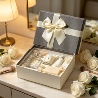 Coffret Cadeau Parfum de Luxe Gris Crème avec Ruban en Satin, Bougie, Lotion, Savon, Rose, Pinceau, Lampe, Miroir, Présentoir de Maquillage – Vente en Gros
