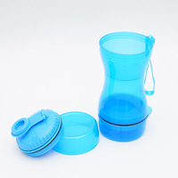 Gobelet de voyage pour animaux de compagnie personnalisable en PP, distributeur d'eau et de nourriture portable 2-en-1 avec logo pour une utilisation en extérieur