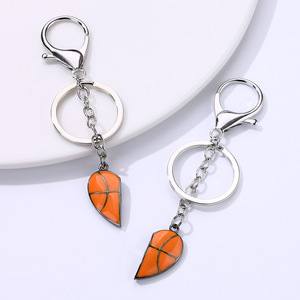Llavero <span class=keywords><strong>de</strong></span> Pareja con Diseño Deportivo Creativo en Forma <span class=keywords><strong>de</strong></span> Corazón, Llavero Magnético <span class=keywords><strong>de</strong></span> Baloncesto <span class=keywords><strong>de</strong></span> Dibujos Animados para <span class=keywords><strong>Mi</strong></span> Hijo - Product Image 4