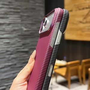 Étui de téléphone Premium en fibre de carbone avec texture effet cuir pour iPhone 18 Pro Max 17 Pro, avec bouton d'objectif métallique, fin et antichoc - Product Image 4