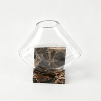 Vase décoratif de bureau en verre transparent de forme irrégulière moderne et base en marbre naturel