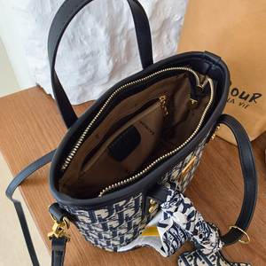 Sac messager de style féminin en PU. Équipé de décorations. L'intérieur est en fibre de polyester. - Product Image 2
