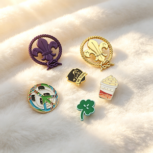 Broche Personalizado con Logotipo, de Aleación de Zinc, con Cristal y Perla, Accesorio de Joyería, Suministro de Fábrica para Camisas, Chaquetas, Mochilas y Sombreros, MOQ Bajo - Product Image 5