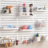 Organisateur mural multifonctionnel de haute qualité avec panneau perforé, plateaux en plastique autocollants et crochets (pour le bureau et la chambre)