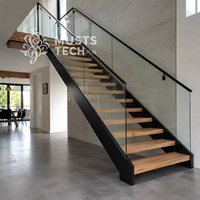 Escalier à double poutre latérale en fabrication métallique sur mesure pour villa architecturale, avec conception esthétique et connectivité optimisées